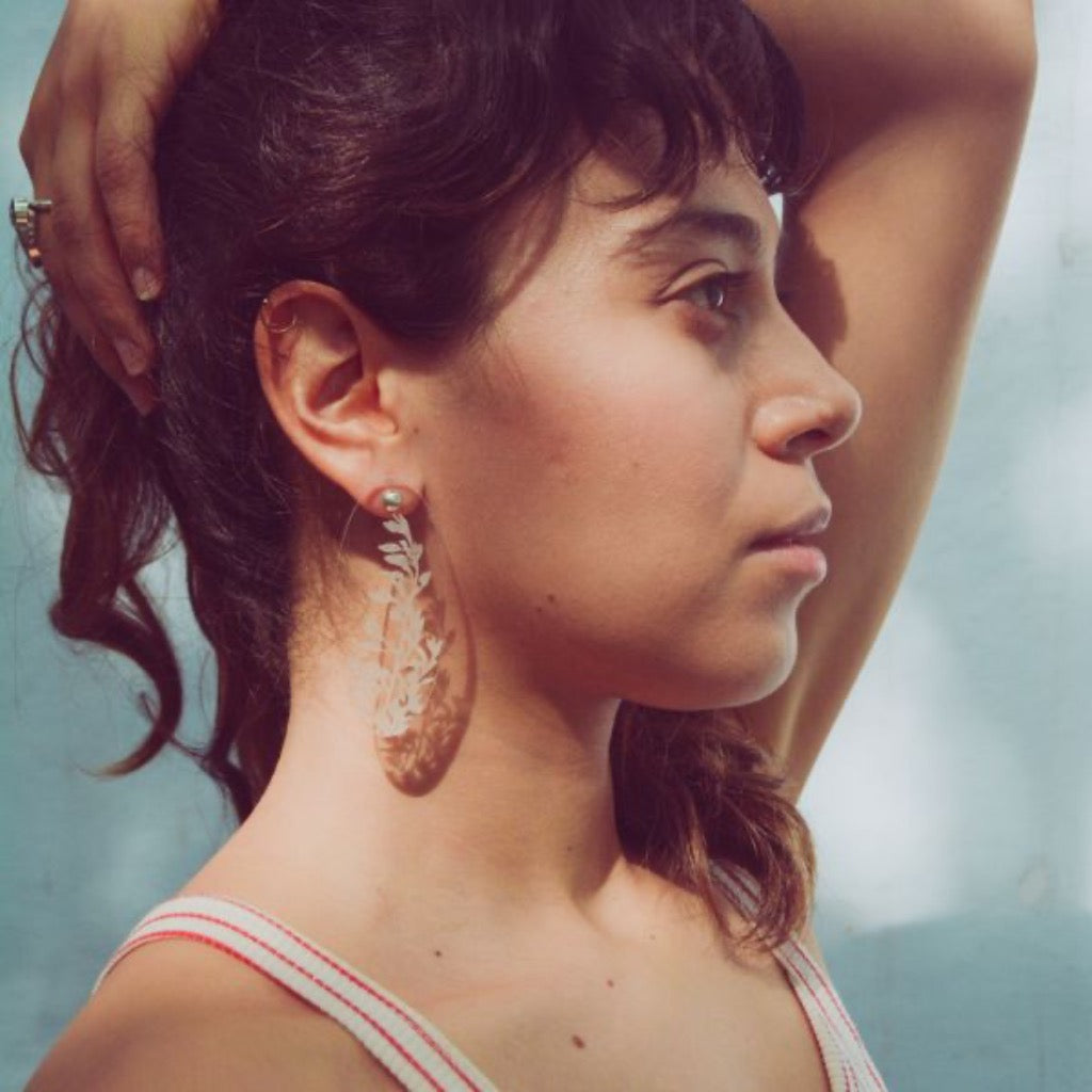 Maxi Aretes Ovalados Translúcidos Hojas Blancas
