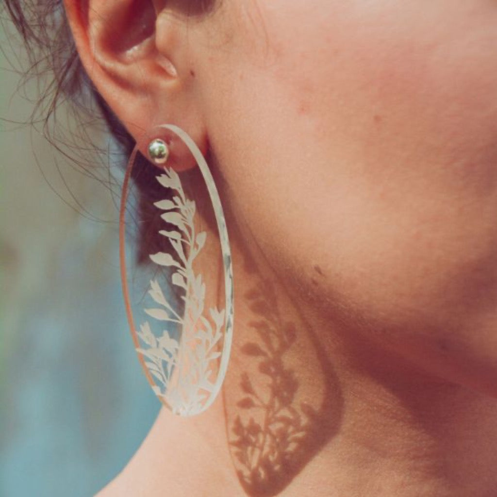 Maxi Aretes Ovalados Translúcidos Hojas Blancas