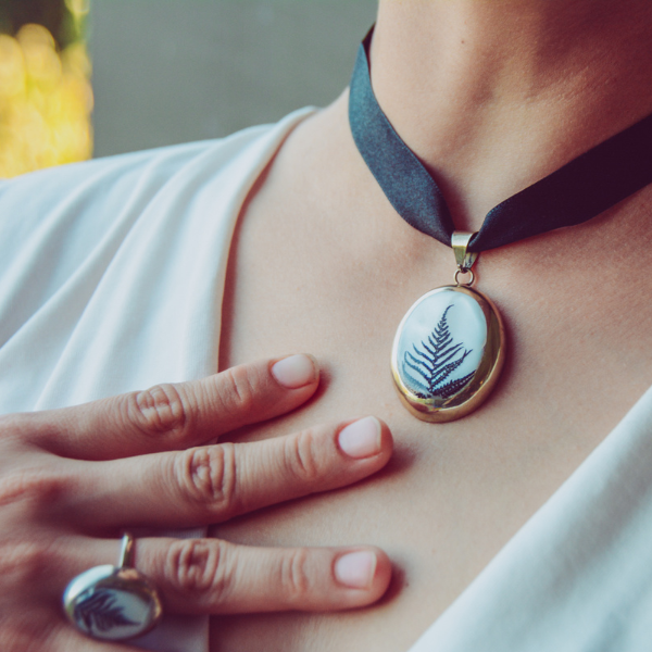 Jewelry set : Collar, anillo y dije de Concha de Nácar con fotografía de Hojas de Helecho