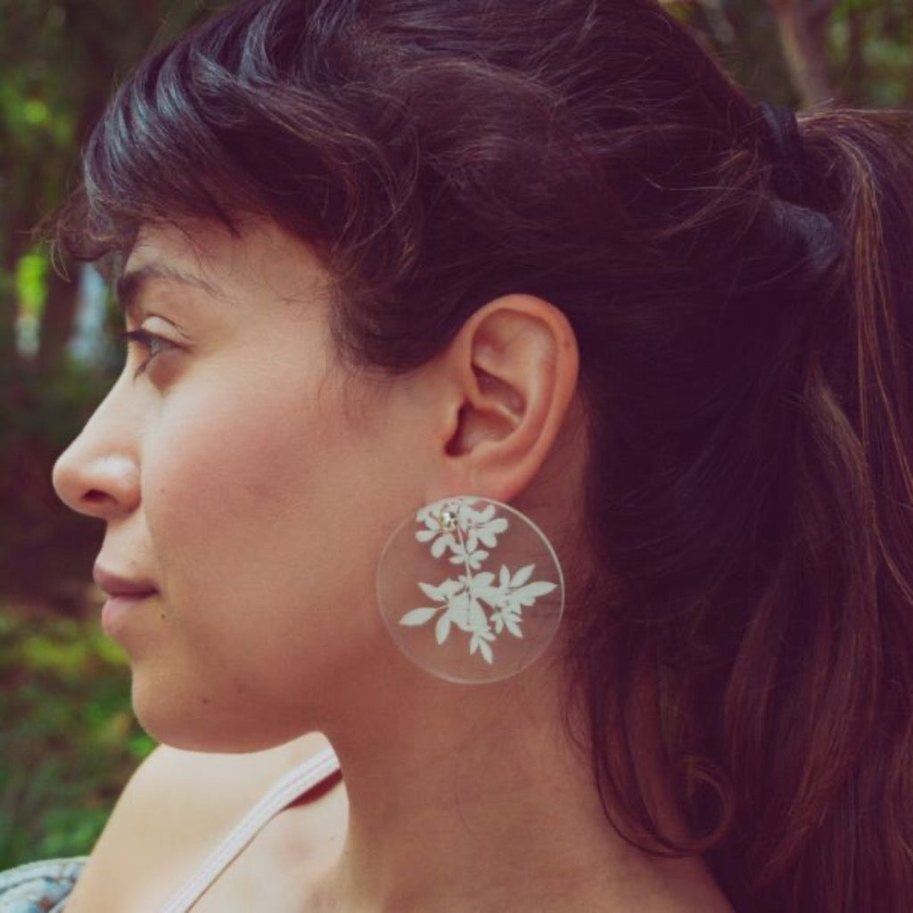 Maxi Aretes Translúcidos y Hojas blancas