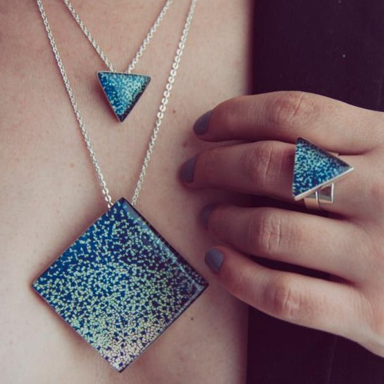 Anillo Universo Triangular